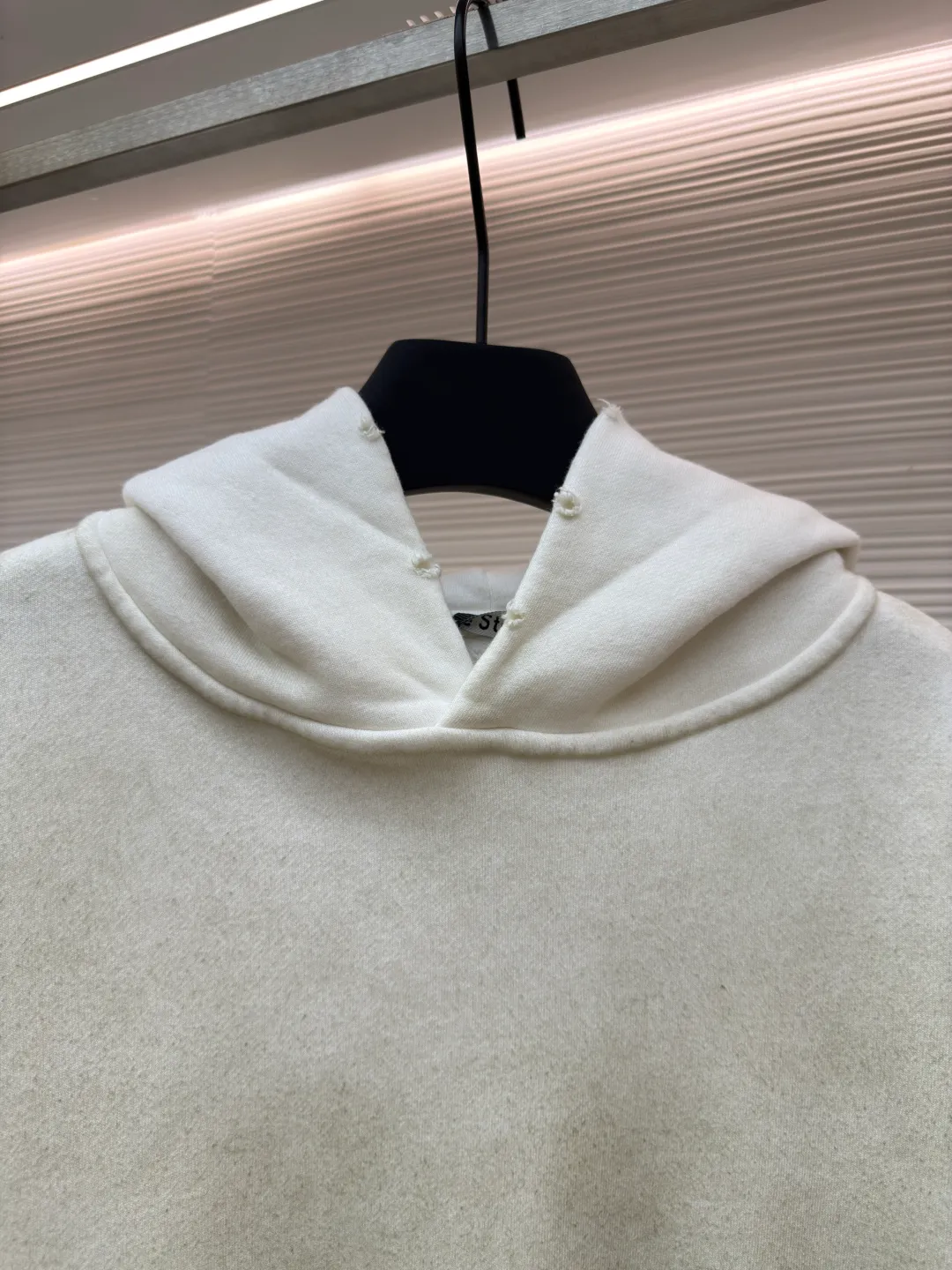 Acne Studios 1996 distressed printed hooded sweatshirt ●Authentic product: purchased and developed for 2299 ●Item number: 1680615-A85 ●Fabric: pure cotton fabric ●Technology: printing production ●Version: loose fit ●Weight: about 890 grams ●Size: S-M-L-XL ●Description: The fabric is made of custom-made pure cotton, washed with distressed and dirty gradient techniques, printed on the back, and the overall wiring is straight and delicate. The fabric is comfortable and soft, with consistent colors and no color difference. It can be matched with the same style to create a fashionable look and control various occasions. Customized accessories, complete with three standards, same style for men and women!